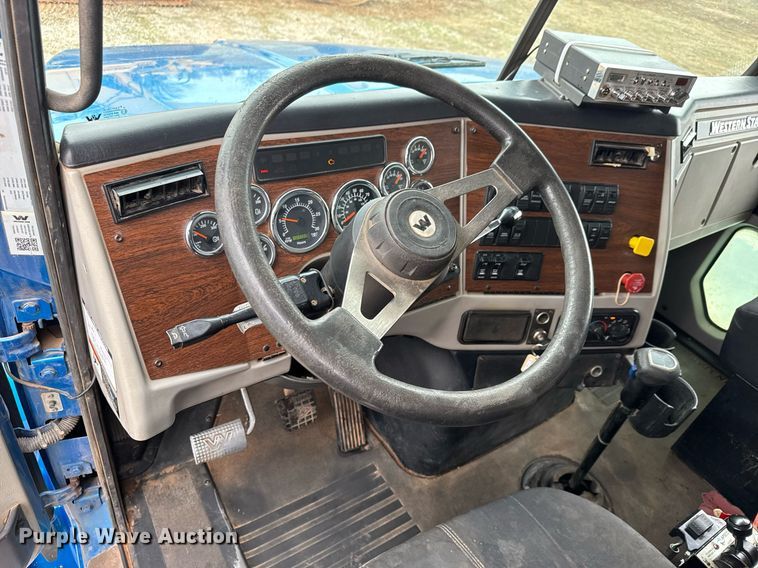 image for item LH9528 2018 Western Star 4700SF dump truck