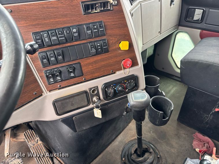 image for item LH9528 2018 Western Star 4700SF dump truck