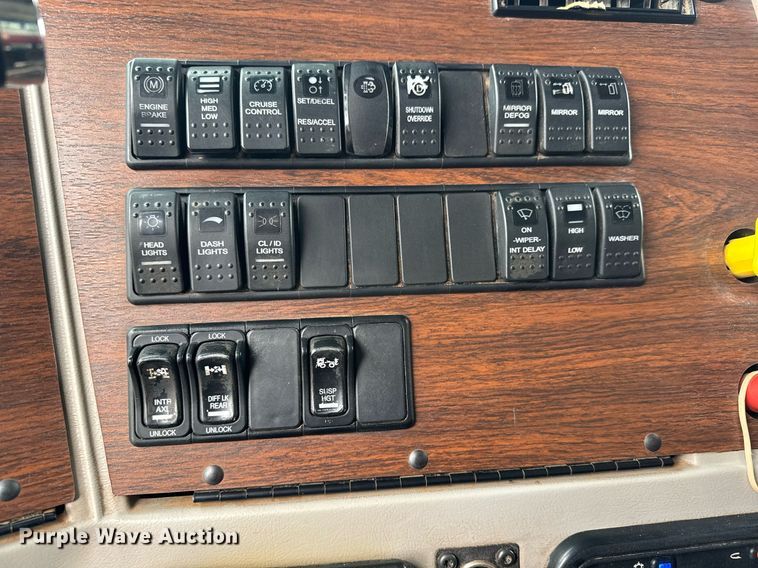 image for item LH9528 2018 Western Star 4700SF dump truck