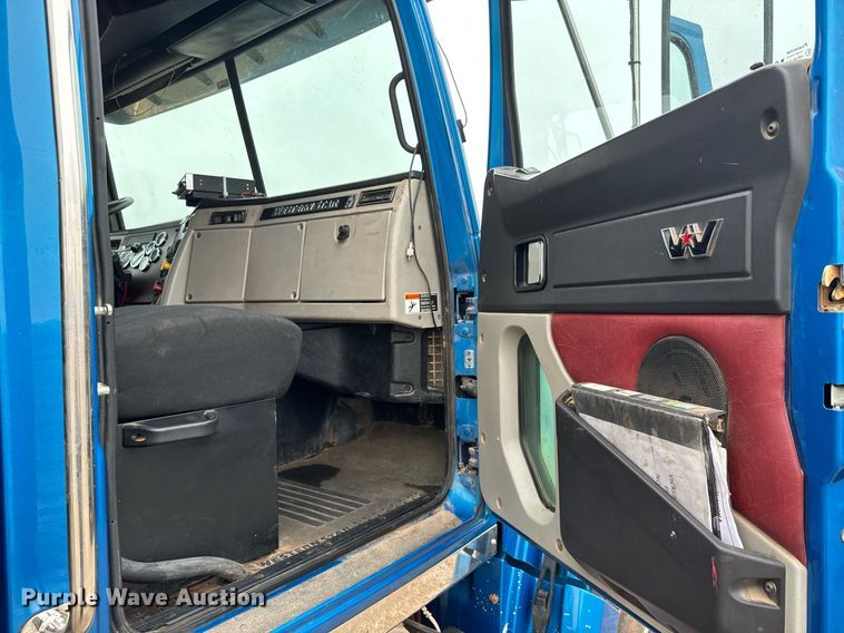 image for item LH9528 2018 Western Star 4700SF dump truck