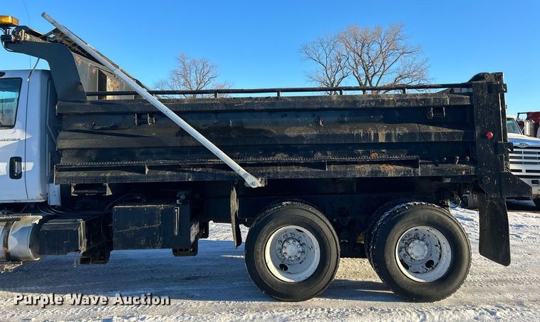 image for item NJ9737 2004 International 7400 dump truck