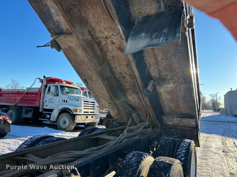 image for item NJ9737 2004 International 7400 dump truck