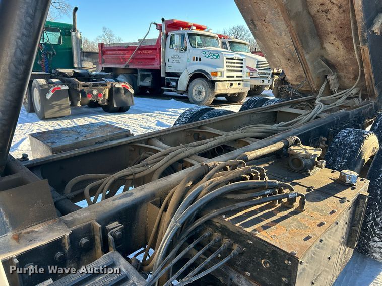 image for item NJ9737 2004 International 7400 dump truck