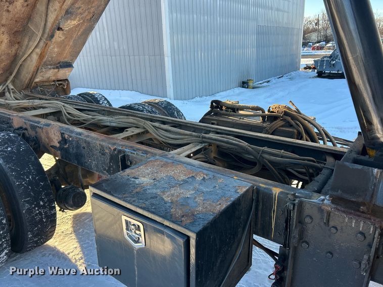 image for item NJ9737 2004 International 7400 dump truck