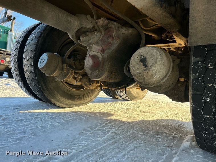 image for item NJ9737 2004 International 7400 dump truck