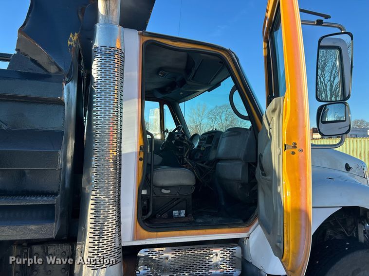 image for item NJ9737 2004 International 7400 dump truck