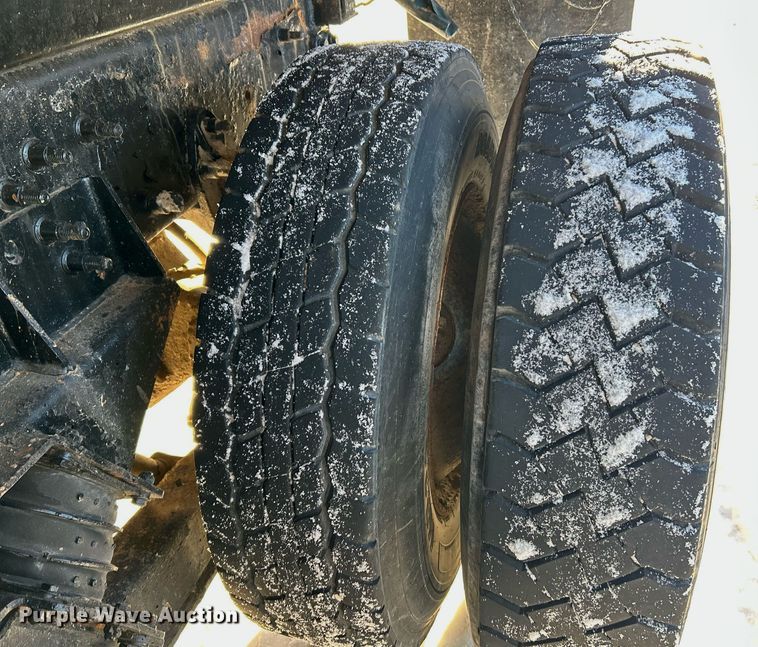 image for item NJ9737 2004 International 7400 dump truck