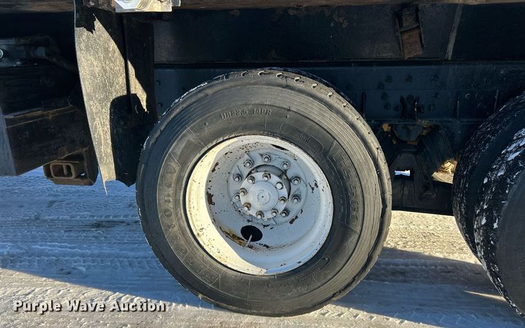 image for item NJ9737 2004 International 7400 dump truck