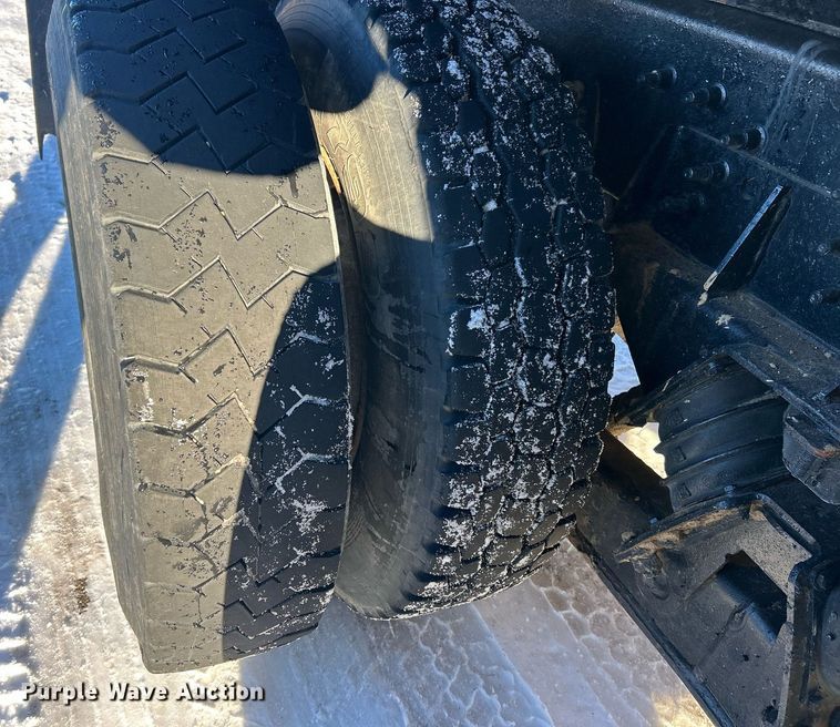 image for item NJ9737 2004 International 7400 dump truck