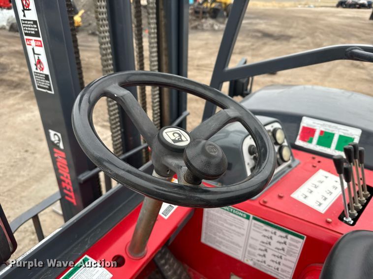 image for item NN9565 2006 Moffett M55 forklift
