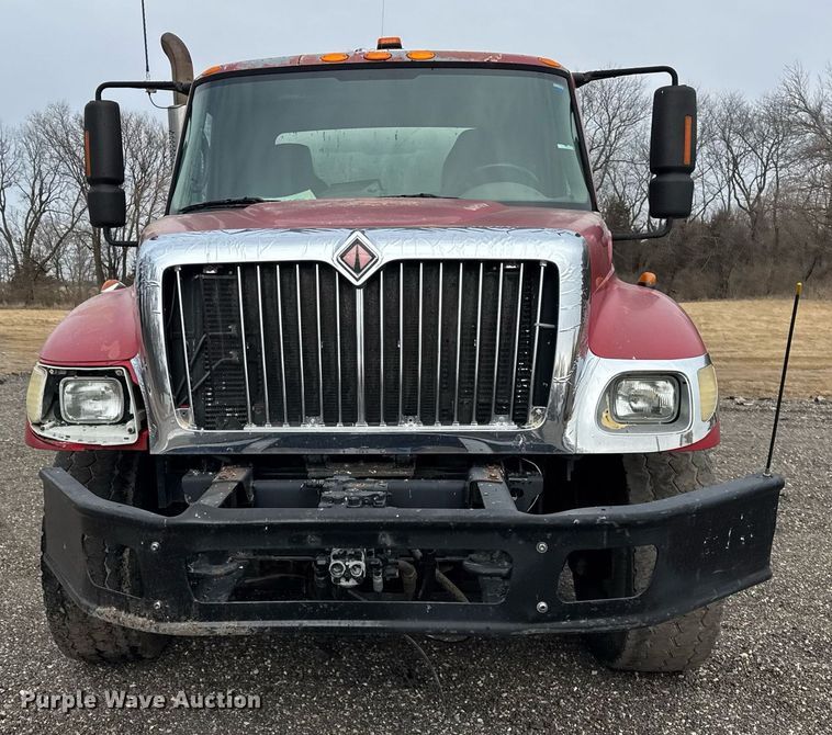 image for item OG9862 2004 International  7500 oil distributor truck