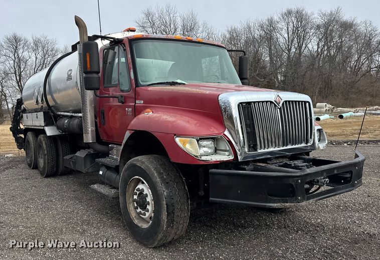 image for item OG9862 2004 International  7500 oil distributor truck