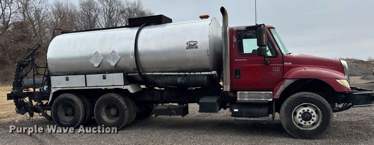 image for item OG9862 2004 International  7500 oil distributor truck