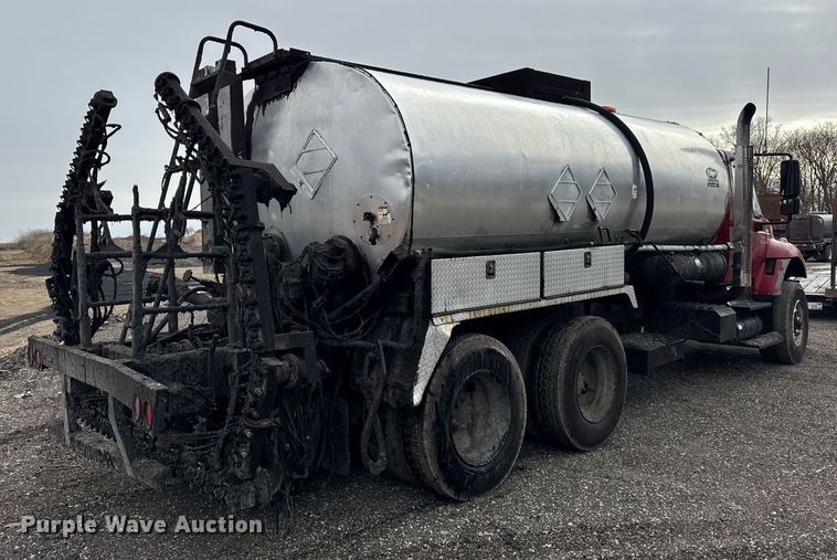 image for item OG9862 2004 International  7500 oil distributor truck