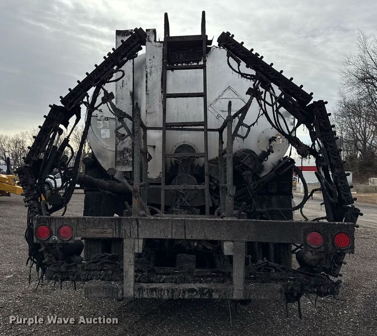 image for item OG9862 2004 International  7500 oil distributor truck