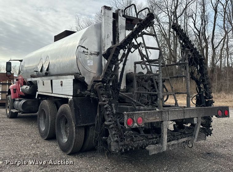 image for item OG9862 2004 International  7500 oil distributor truck