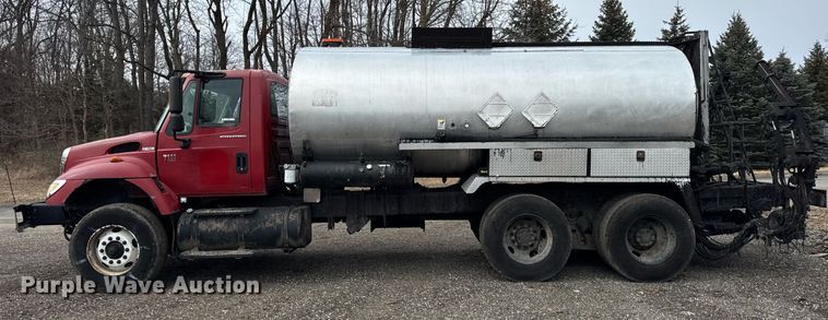 image for item OG9862 2004 International  7500 oil distributor truck