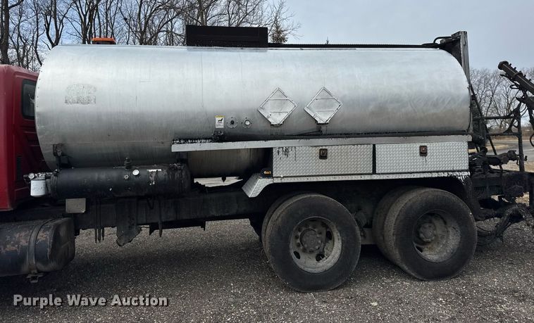 image for item OG9862 2004 International  7500 oil distributor truck