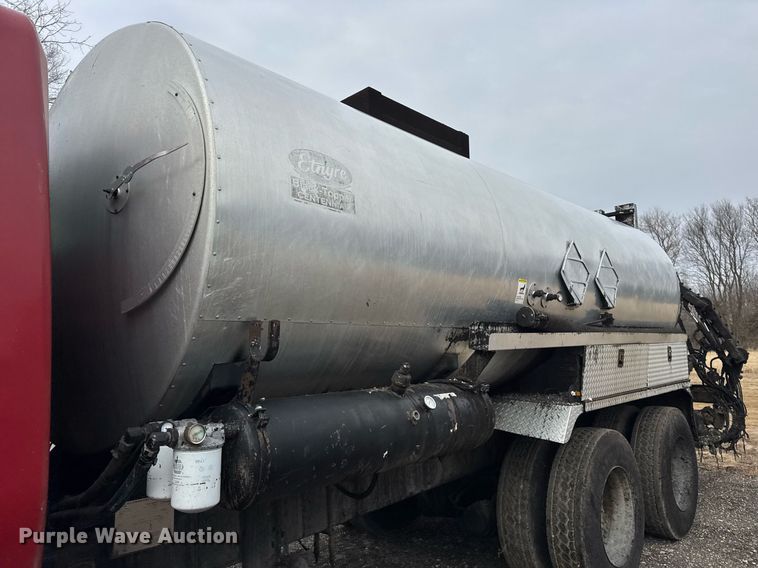 image for item OG9862 2004 International  7500 oil distributor truck