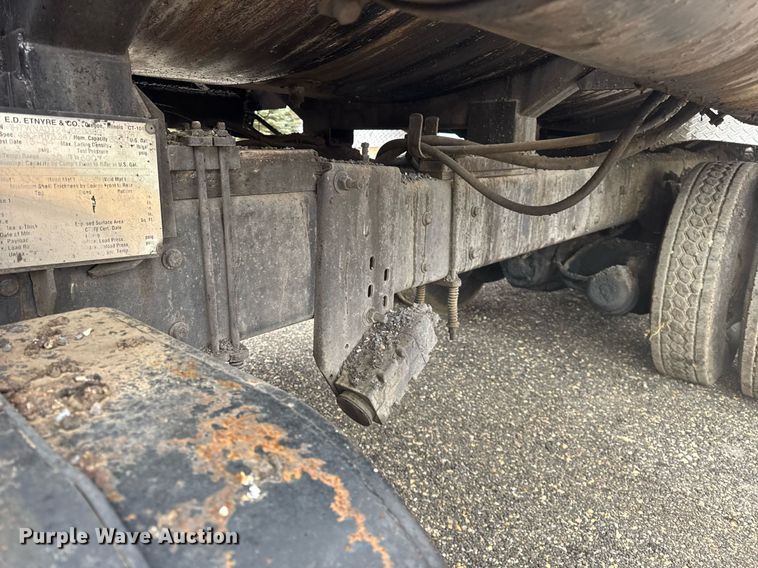 image for item OG9862 2004 International  7500 oil distributor truck