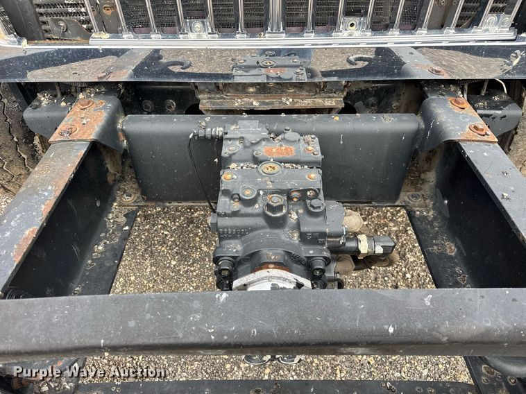 image for item OG9862 2004 International  7500 oil distributor truck