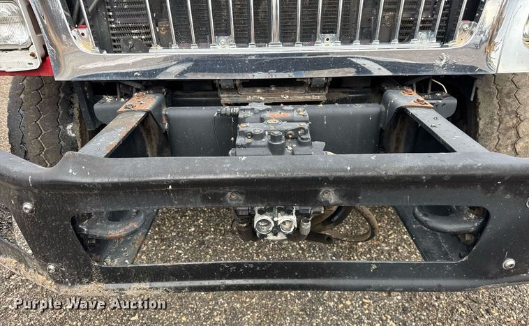 image for item OG9862 2004 International  7500 oil distributor truck