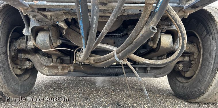 image for item OG9862 2004 International  7500 oil distributor truck