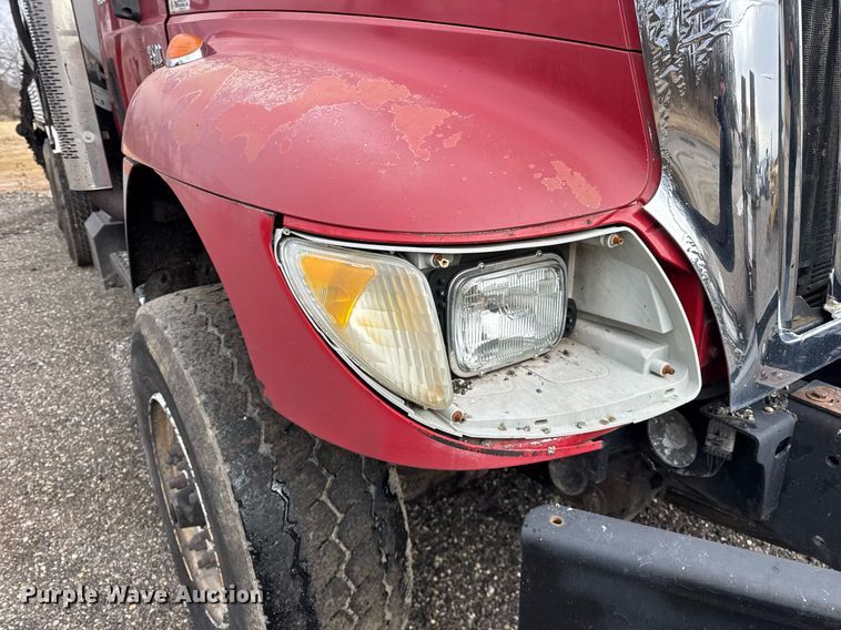 image for item OG9862 2004 International  7500 oil distributor truck