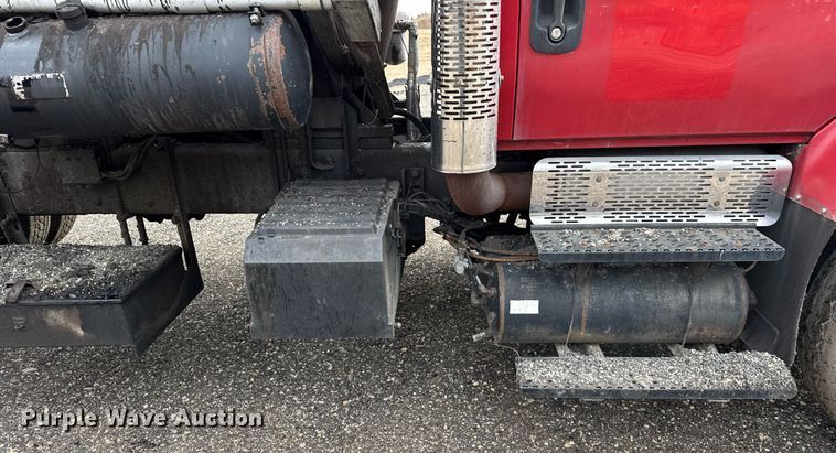 image for item OG9862 2004 International  7500 oil distributor truck