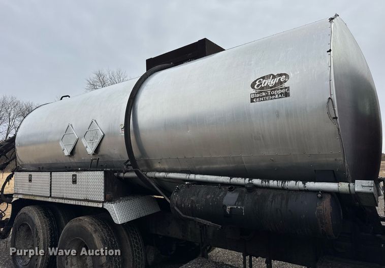 image for item OG9862 2004 International  7500 oil distributor truck