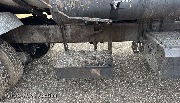 image for item OG9862 2004 International  7500 oil distributor truck