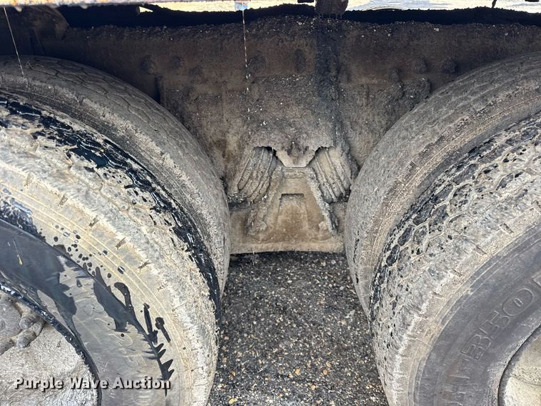 image for item OG9862 2004 International  7500 oil distributor truck