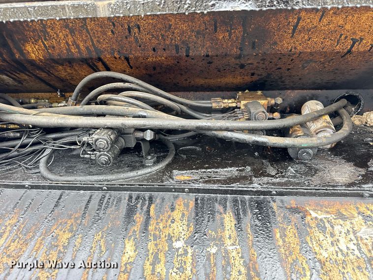 image for item OG9862 2004 International  7500 oil distributor truck