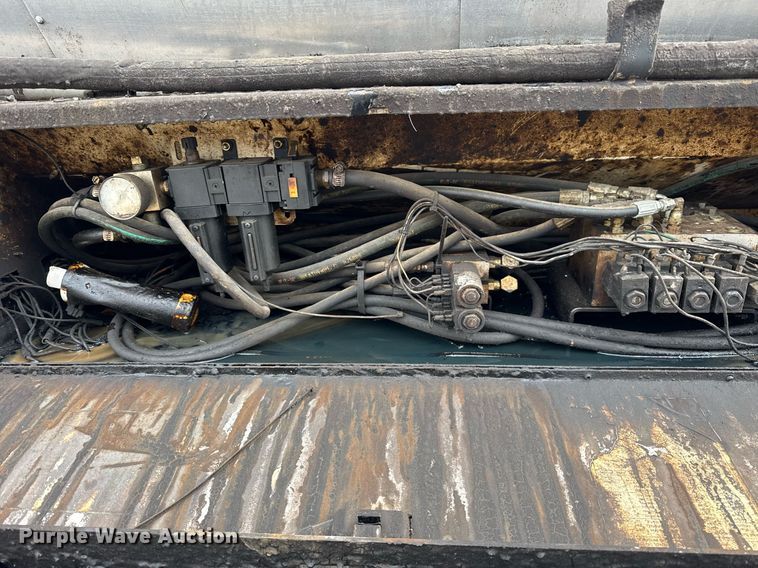 image for item OG9862 2004 International  7500 oil distributor truck