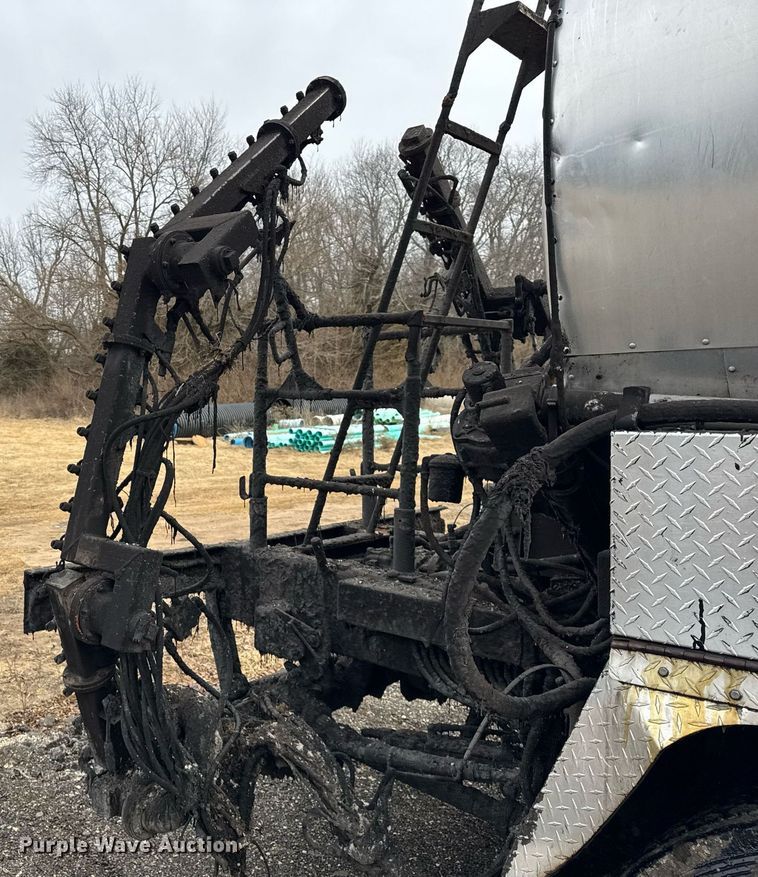 image for item OG9862 2004 International  7500 oil distributor truck