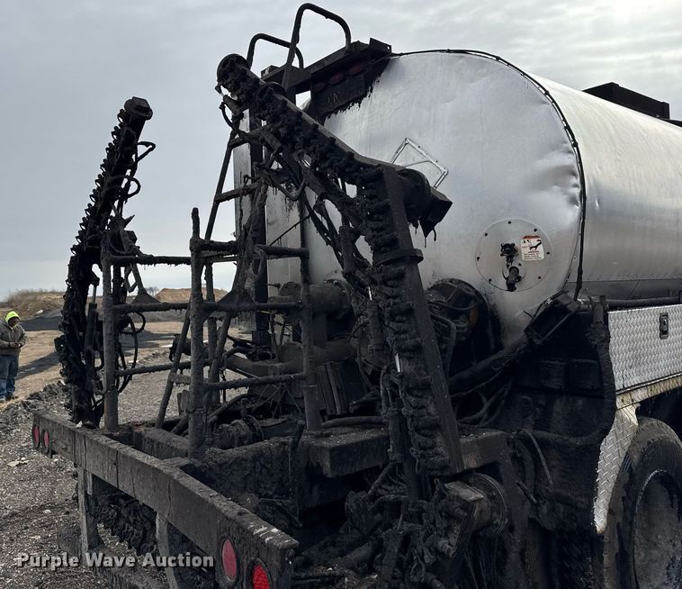 image for item OG9862 2004 International  7500 oil distributor truck