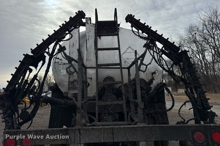 image for item OG9862 2004 International  7500 oil distributor truck