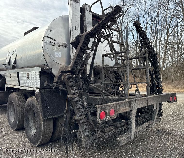 image for item OG9862 2004 International  7500 oil distributor truck