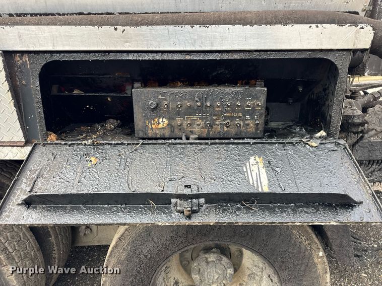 image for item OG9862 2004 International  7500 oil distributor truck