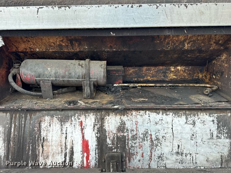 image for item OG9862 2004 International  7500 oil distributor truck