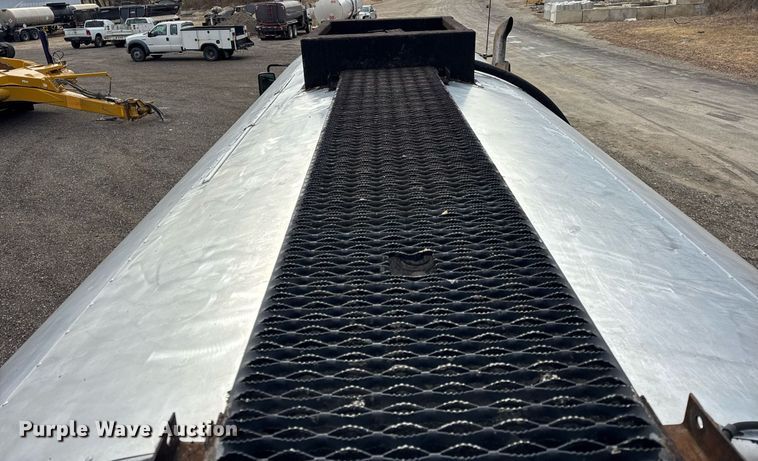 image for item OG9862 2004 International  7500 oil distributor truck