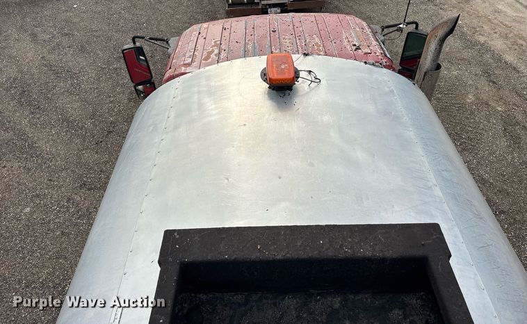 image for item OG9862 2004 International  7500 oil distributor truck