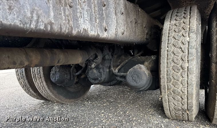 image for item OG9862 2004 International  7500 oil distributor truck