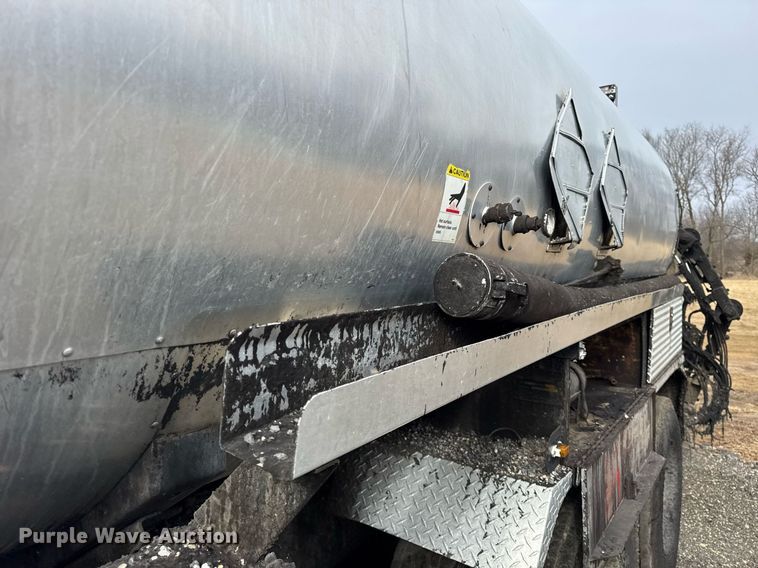 image for item OG9862 2004 International  7500 oil distributor truck