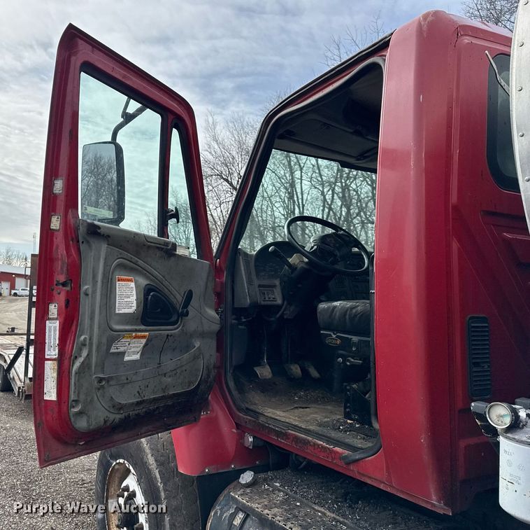 image for item OG9862 2004 International  7500 oil distributor truck