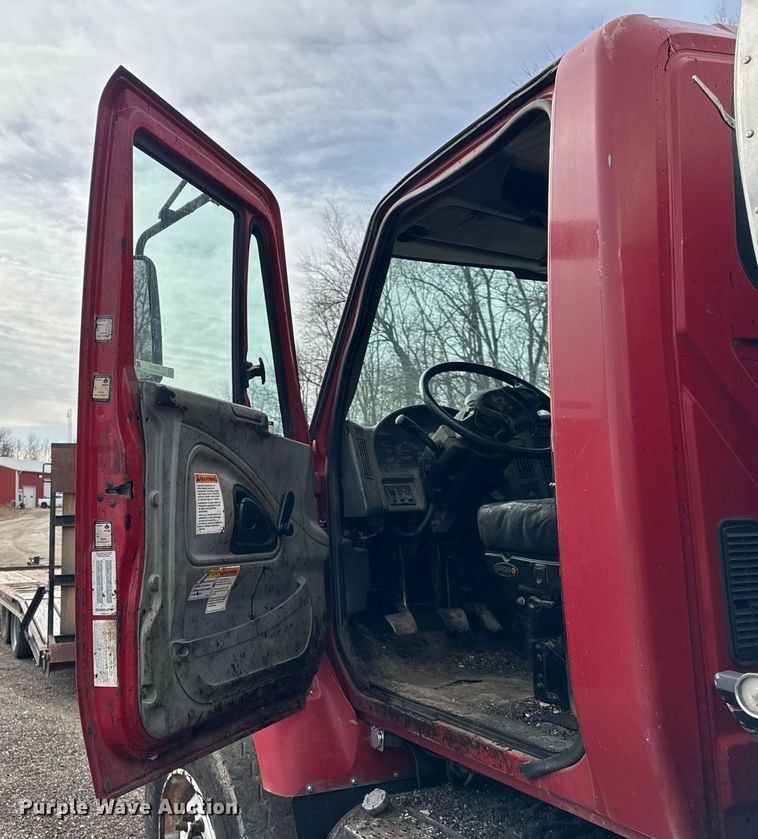 image for item OG9862 2004 International  7500 oil distributor truck