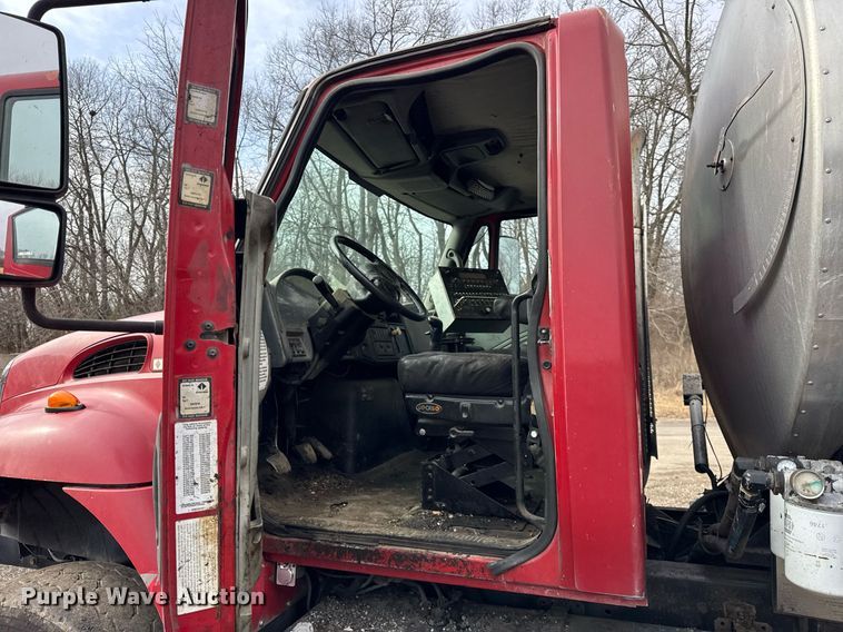 image for item OG9862 2004 International  7500 oil distributor truck