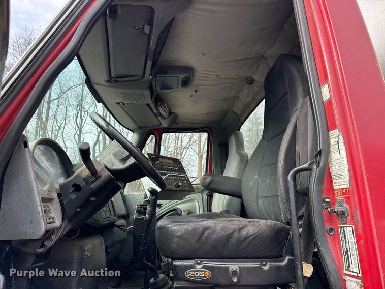 image for item OG9862 2004 International  7500 oil distributor truck