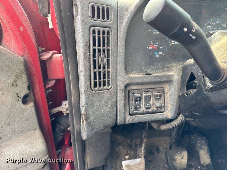 image for item OG9862 2004 International  7500 oil distributor truck