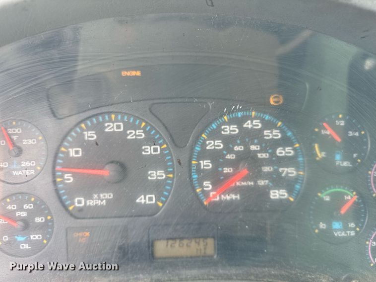 image for item OG9862 2004 International  7500 oil distributor truck